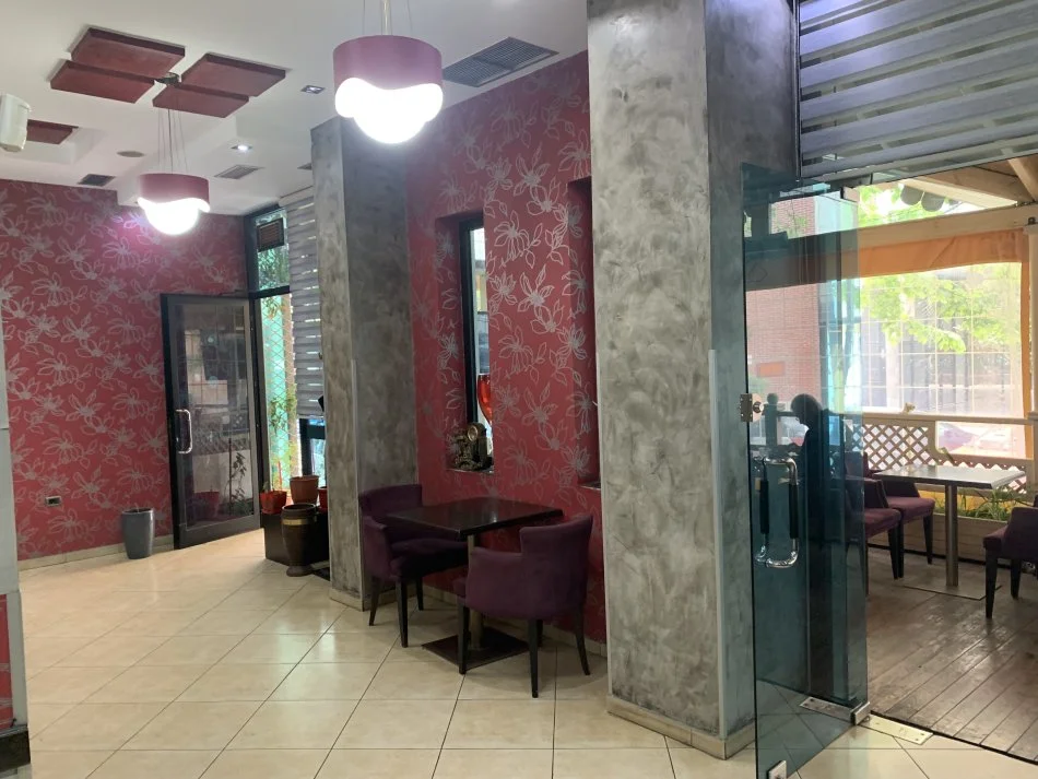 Tirane, jepet me qera bar-kafe Kati 0, 110 m² 1.000 € (5 Maji)