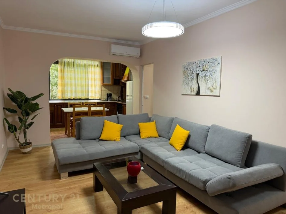 Tirane, jepet me qera apartament 2+1 Kati 2, 81 m² 650 € (ish fusha e Aviacionit)