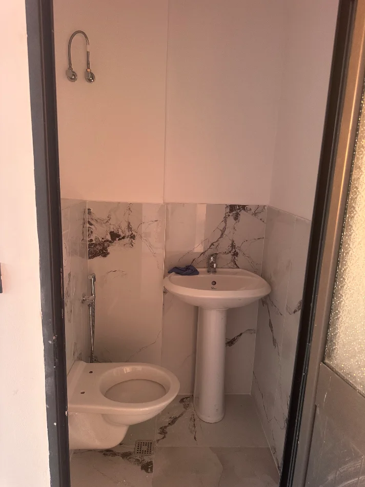 Tirane, jepet me qera ambjent biznesi Kati 2, 45 m² (Rruga Petrit Radovicka)