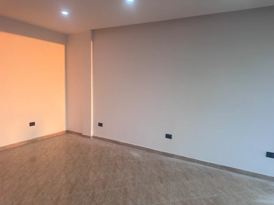 Tirane, jepet me qera ambjent biznesi Kati 2, 45 m² (Rruga Petrit Radovicka)