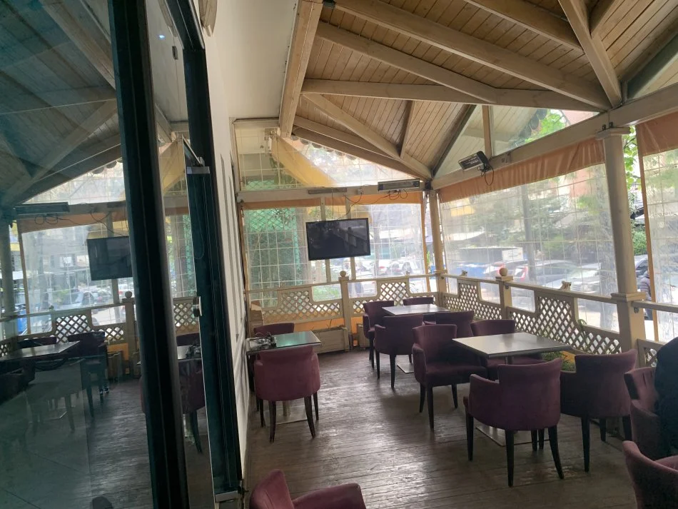 Tirane, jepet me qera bar-kafe Kati 0, 110 m² 1.000 € (5 Maji)