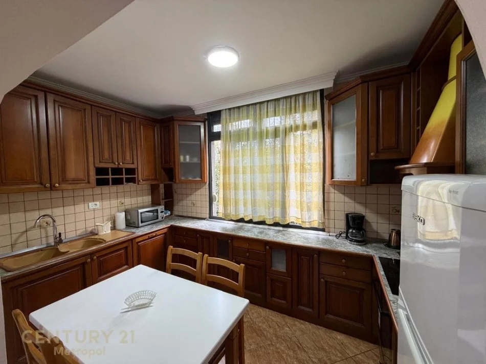 Tirane, jepet me qera apartament 2+1 Kati 2, 81 m² 650 € (ish fusha e Aviacionit)