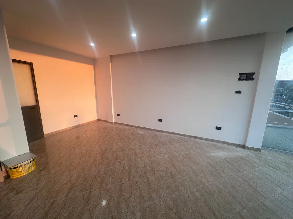 Tirane, jepet me qera ambjent biznesi Kati 2, 45 m² (Rruga Petrit Radovicka)