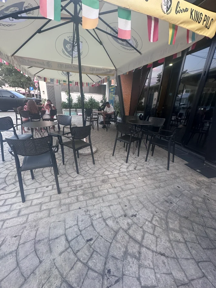 Tirane, jepet me qera ambjent biznesi Kati 1, 200 m² (Rruga Petrit Radovicka)