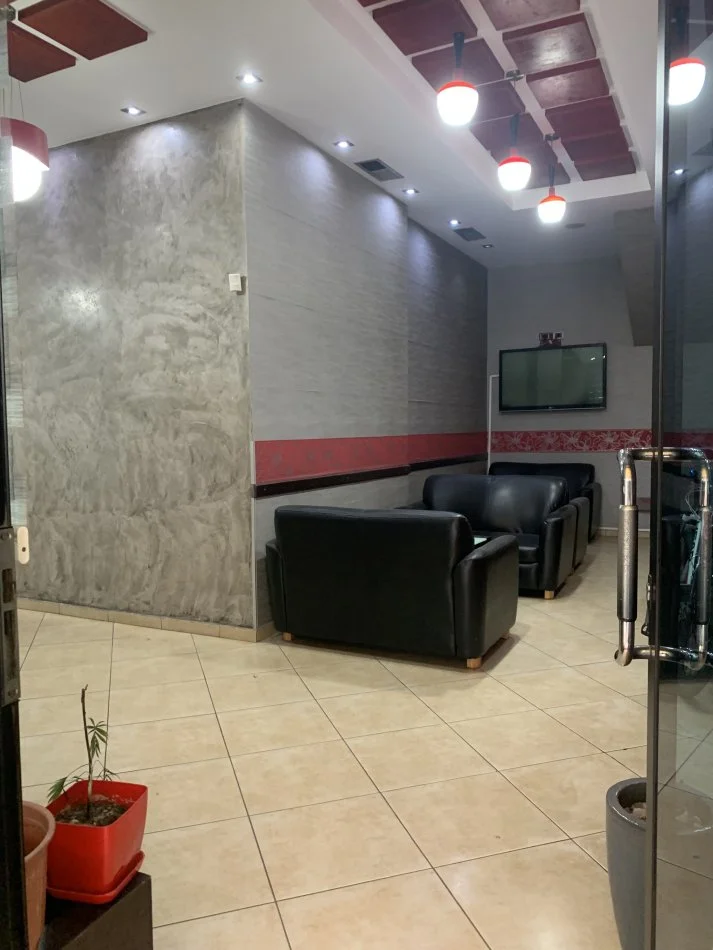 Tirane, jepet me qera bar-kafe Kati 0, 110 m² 1.000 € (5 Maji)