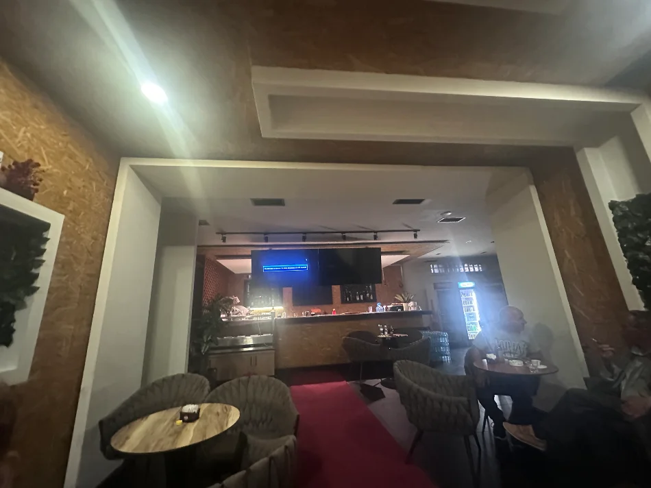 Tirane, jepet me qera ambjent biznesi Kati 1, 200 m² (Rruga Petrit Radovicka)