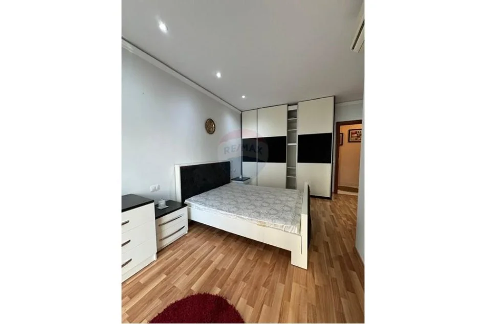 Tirane, jepet me qera apartament 2+1+Ballkon Kati 4, 100 m² 600 € (QIRA APARTAMENT 2+1 NE XHAMLLIK!)