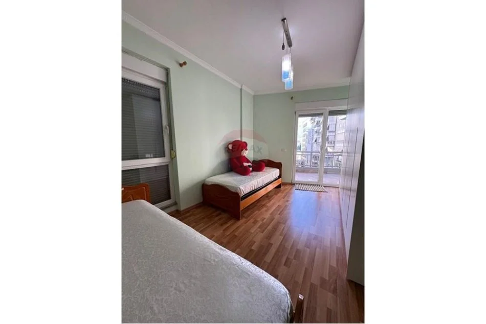 Tirane, jepet me qera apartament 2+1+Ballkon Kati 4, 100 m² 600 € (QIRA APARTAMENT 2+1 NE XHAMLLIK!)