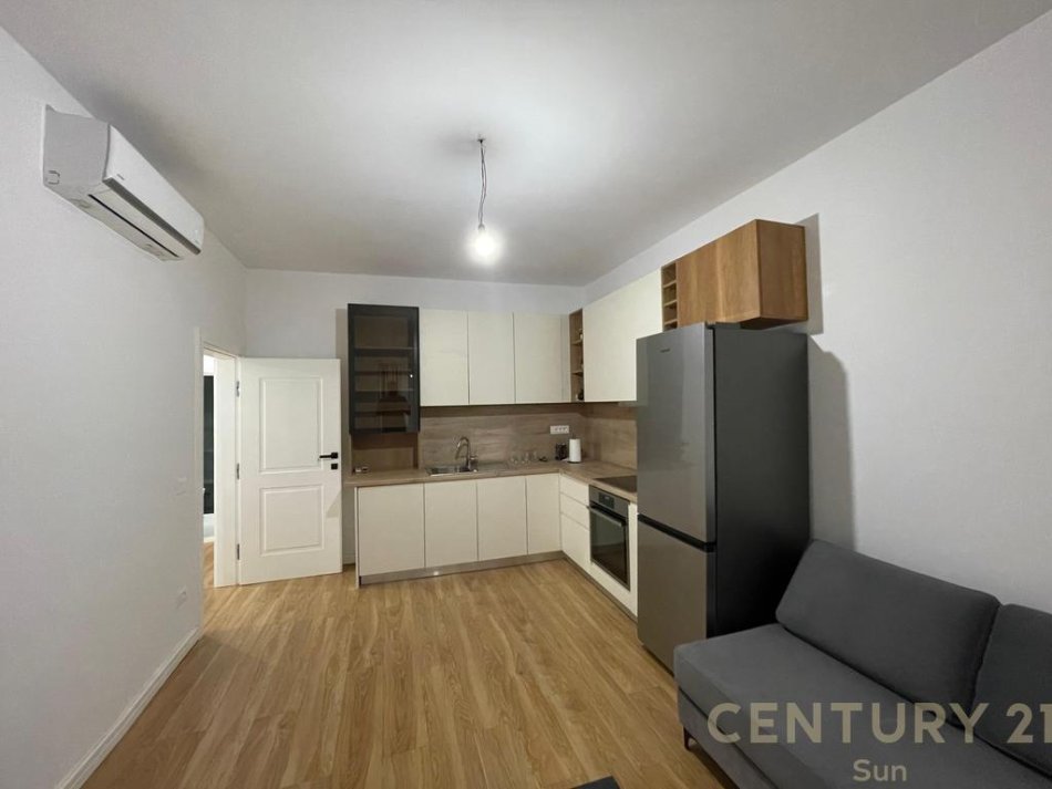 Tirane, jepet me qera apartament 2+1 Kati 1, 115 m² 700 € (21 Dhjetori)