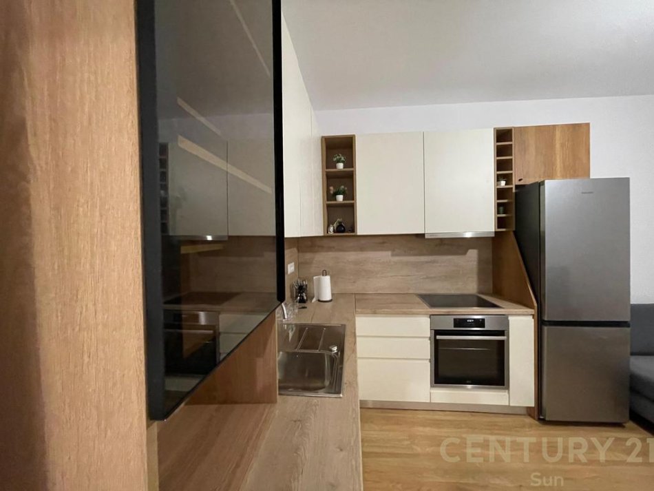 Tirane, jepet me qera apartament 2+1 Kati 1, 115 m² 700 € (21 Dhjetori)