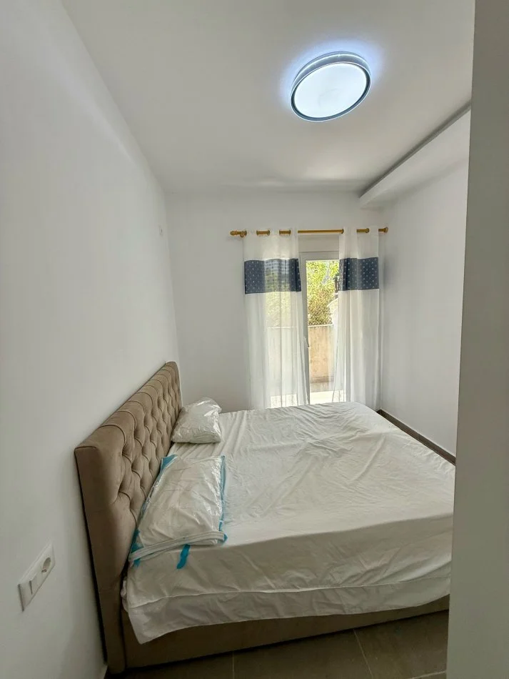 Tirane, jepet me qera shtepi 1+1+parkim Kati 1, 55 m² 450 € (Selite ,Rruga Qemal Butka)