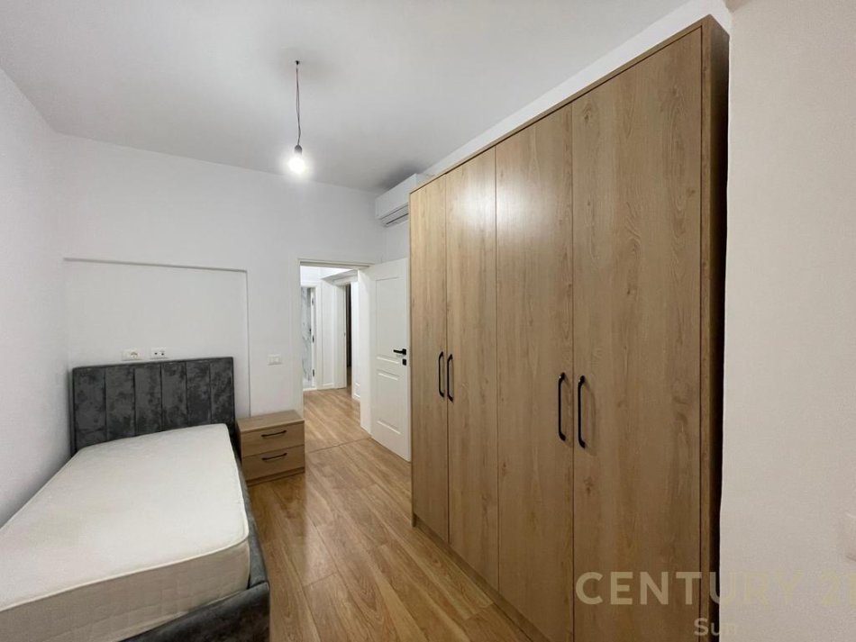 Tirane, jepet me qera apartament 2+1 Kati 1, 115 m² 700 € (21 Dhjetori)