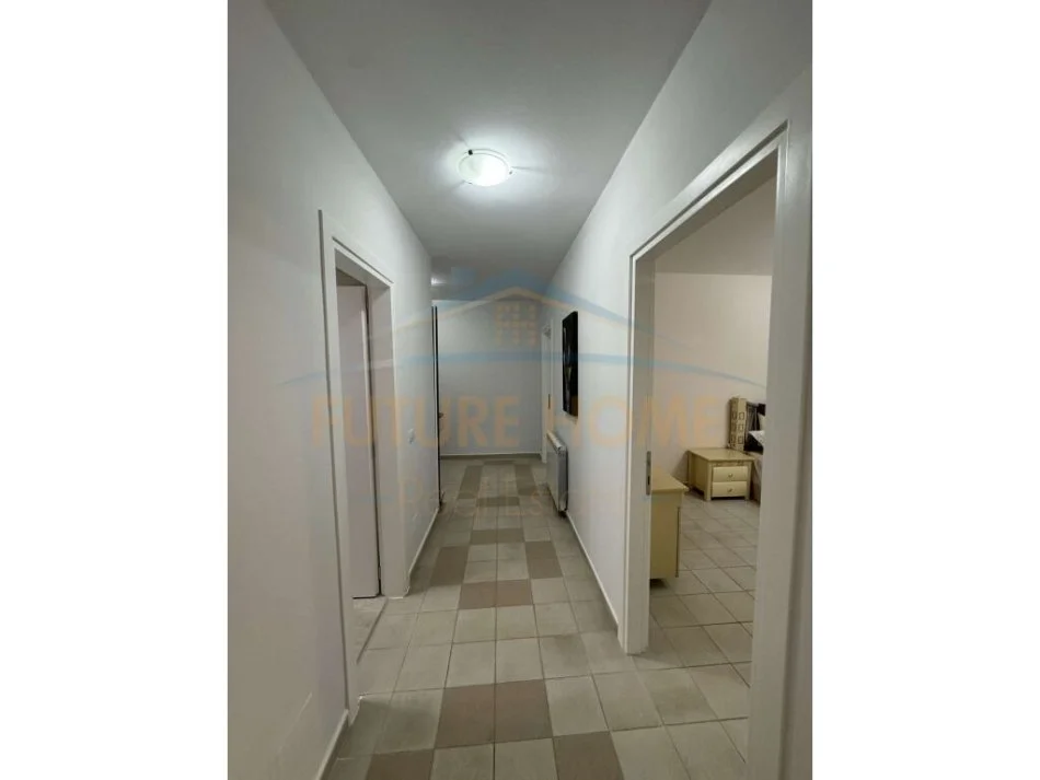 Tirane, jepet me qera apartament 2+1+Ballkon Kati 3, 112 m² 700 € (21 Dhjetori)