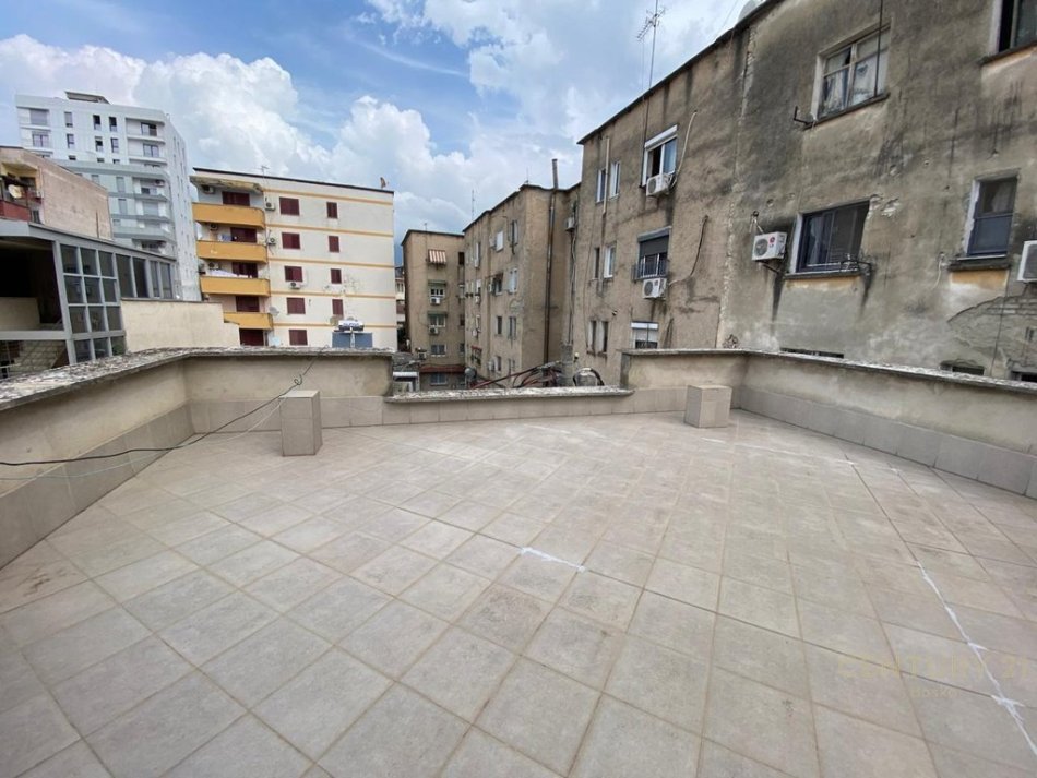 Tirane, jepet me qera apartament 2+1 Kati 2, 100 m² 600 € (Xhamlliku)