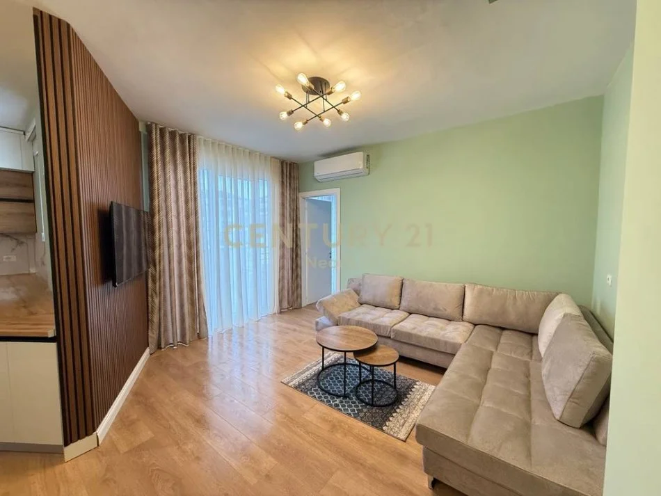 Tirane, jepet me qera apartament 3+1 Kati 5, 141 m² 1.300 € (liqeni Thate)