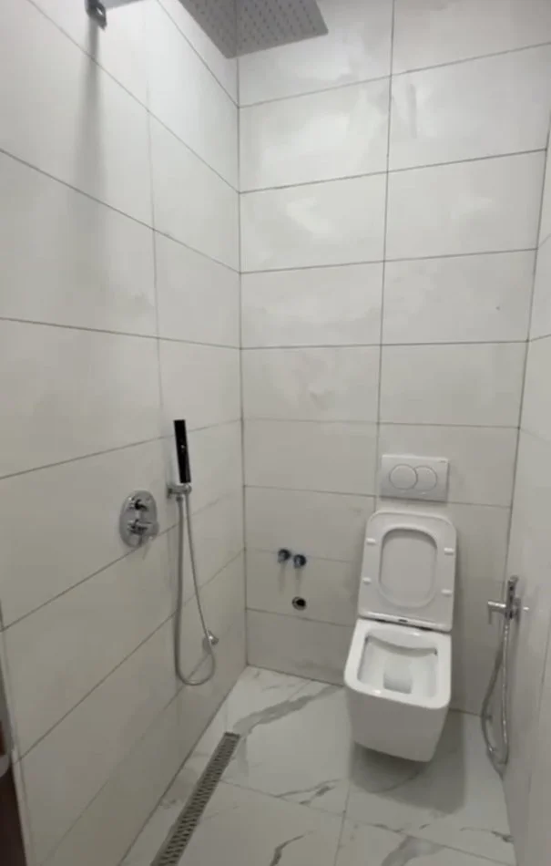 Tirane, shitet apartament 2+1+Ballkon Kati 2, 115 m² 132.000 € (Ish Restorant Qesaraka)
