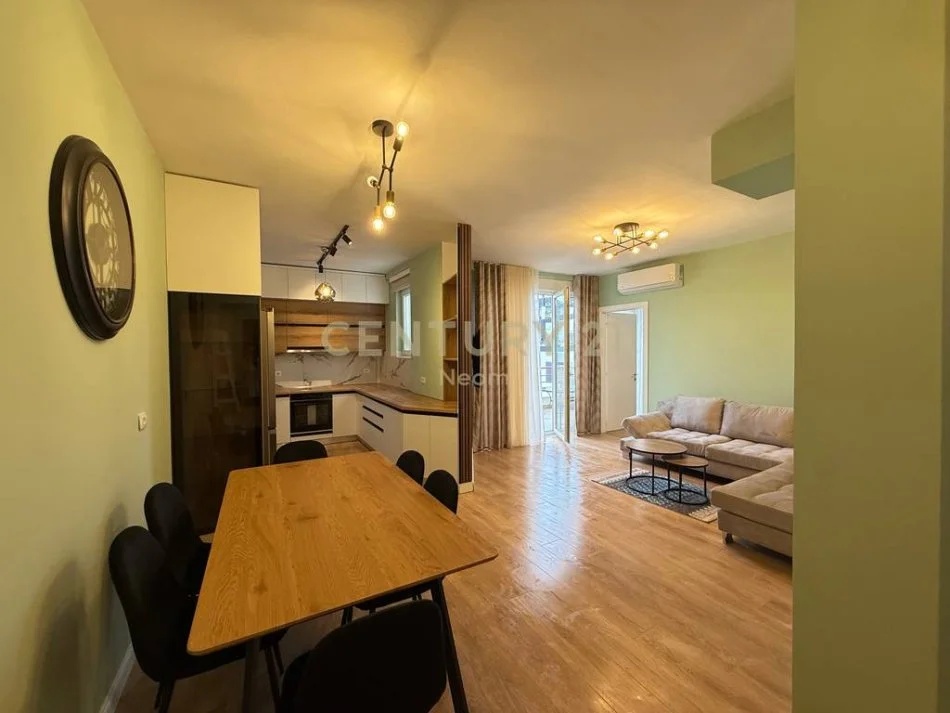 Tirane, jepet me qera apartament 3+1 Kati 5, 141 m² 1.300 € (liqeni Thate)