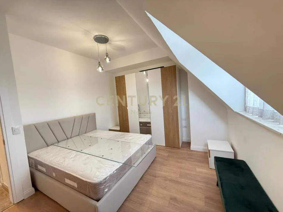Tirane, jepet me qera apartament 3+1 Kati 5, 141 m² 1.300 € (liqeni Thate)