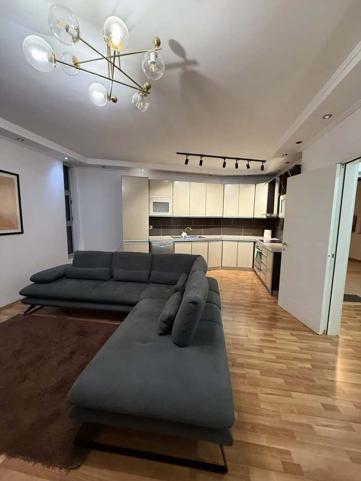 Tirane, jepet me qera apartament 2+1+Ballkon Kati 3, 90 m² 720 € 