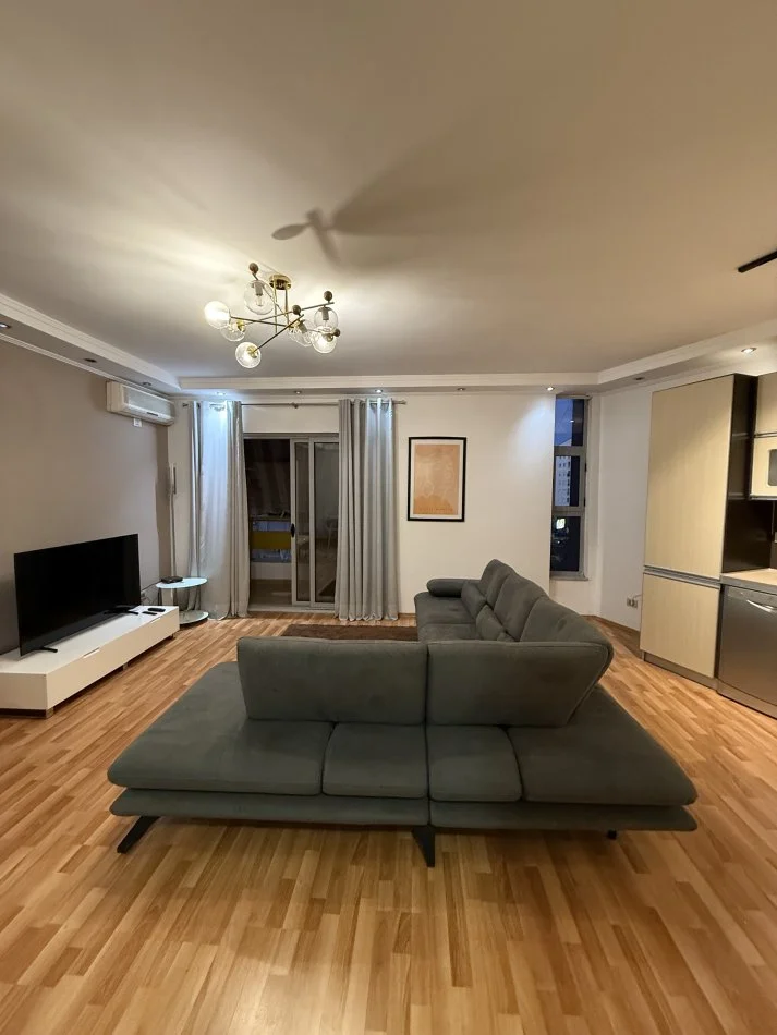 Tirane, jepet me qera apartament 2+1+Ballkon Kati 3, 90 m² 720 € 