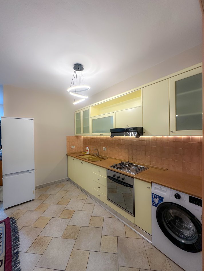 Tirane, jepet me qera apartament 1+1+Ballkon Kati 15, 65 m² 650 € (kostandin Kristoforidhi)