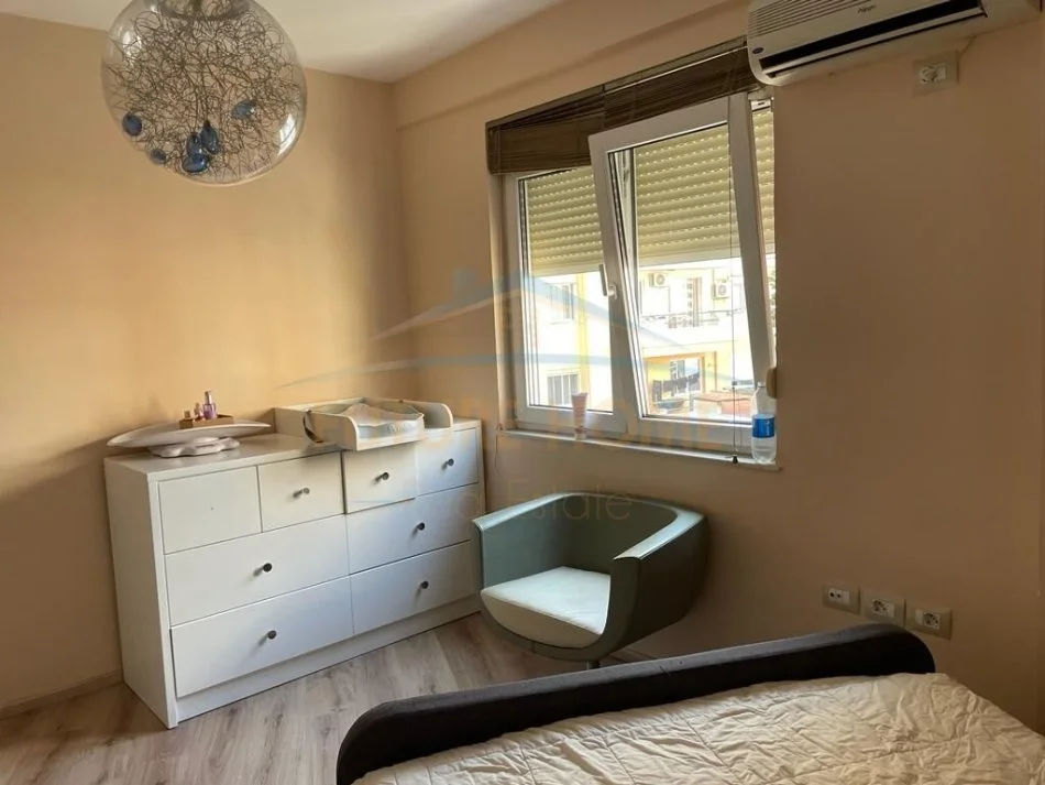 Tirane, jepet me qera apartament 2+1+Ballkon Kati 3, 150 m² 800 € (Rruga e Barrikadave)