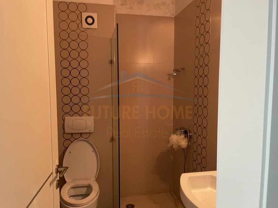 Tirane, jepet me qera apartament 2+1+Ballkon Kati 3, 150 m² 800 € (Rruga e Barrikadave)