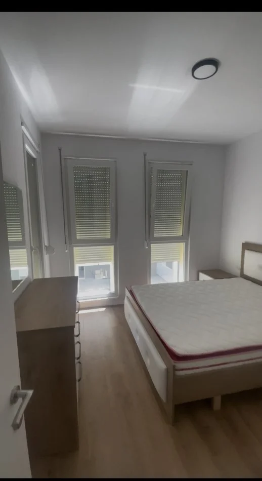 Tirane, jepet me qera apartament 1+1+Ballkon Kati 2, 53 m² 350 € (Univers City I sapomobiluar)