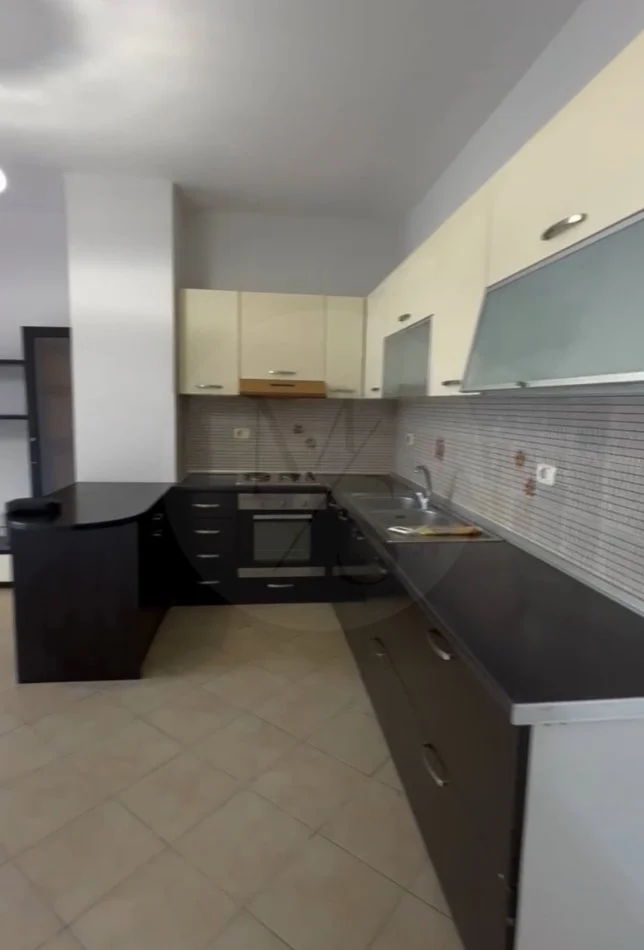 Tirane, shitet apartament 2+1+Ballkon Kati 3, 91 m² 175.000 € 