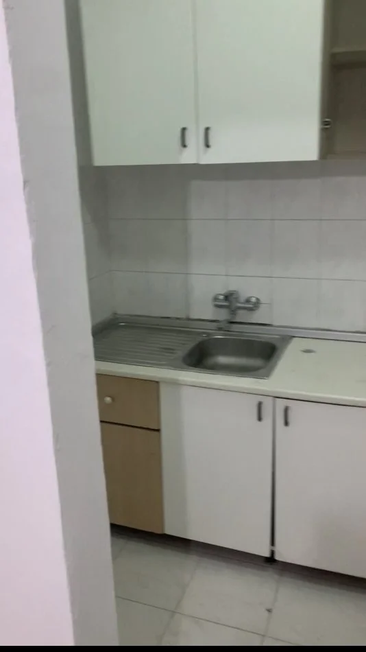 Tirane, jepet me qera 1+1+Ballkon Kati 5, 300 € (Kongresi lushnjes)