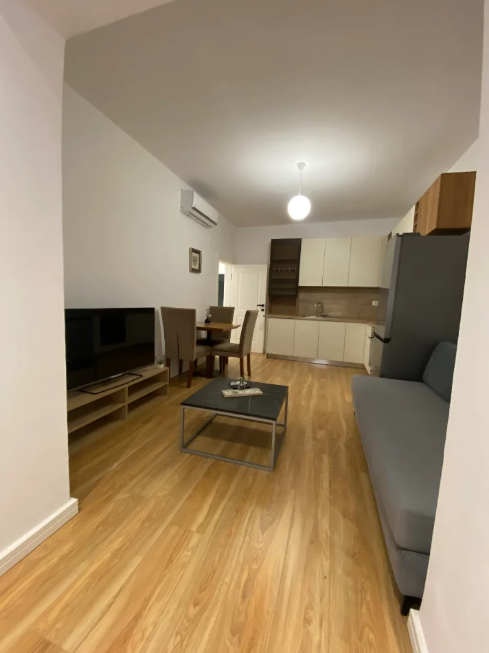 Tirane, jepet me qera apartament 2+1 Kati 1, 63 m² 700 € 