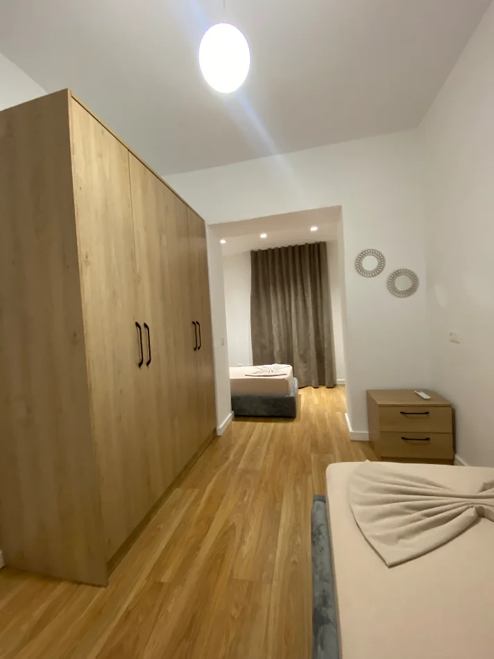 Tirane, jepet me qera apartament 2+1 Kati 1, 63 m² 700 € 