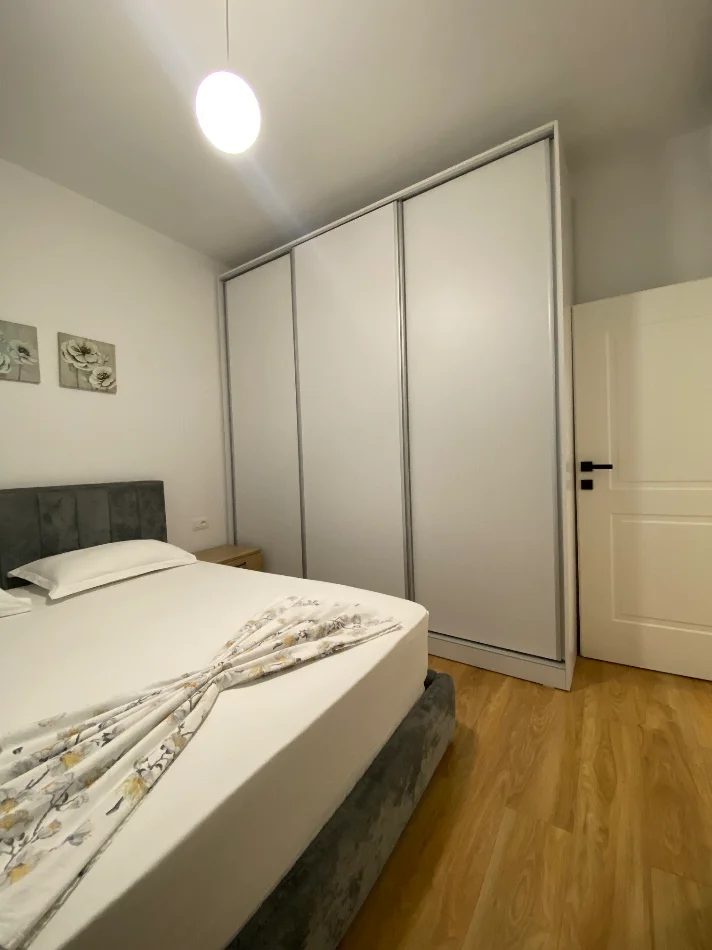 Tirane, jepet me qera apartament 2+1 Kati 1, 63 m² 700 € 