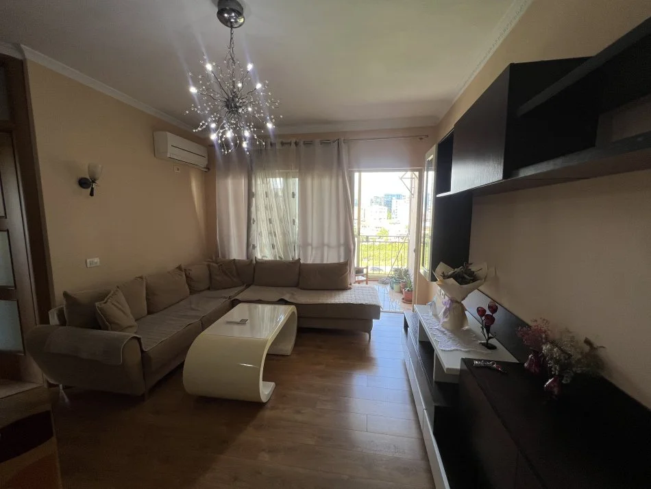 Tirane, jepet me qera apartament 3+1+Ballkon Kati 5, 110 m² 620 € (Fusha e Aviacionir)