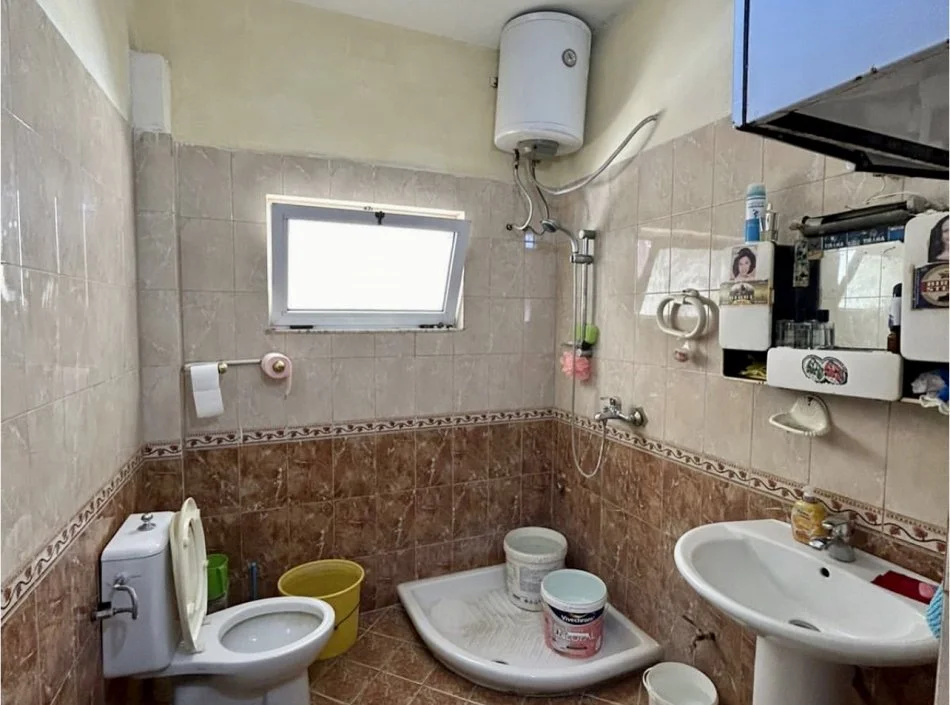 Tirane, jepet me qera apartament 2+1 Kati 2, 100 m² 450 € (Prane Pediatrise, Rruga Besim Zyma)