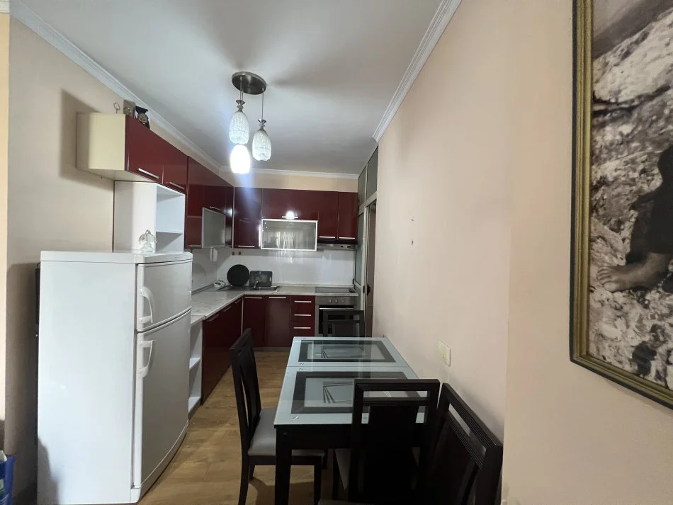 Tirane, jepet me qera apartament 3+1+Ballkon Kati 5, 110 m² 620 € (Fusha e Aviacionir)