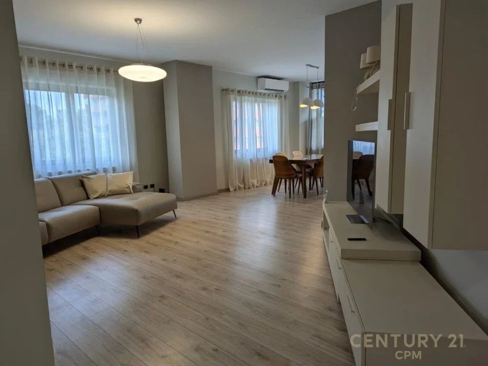 Tirane, jepet me qera apartament 3+1 Kati 5, 170 m² 2.500 € 