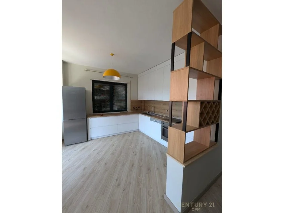 Tirane, jepet me qera apartament 3+1 Kati 5, 170 m² 2.500 € 