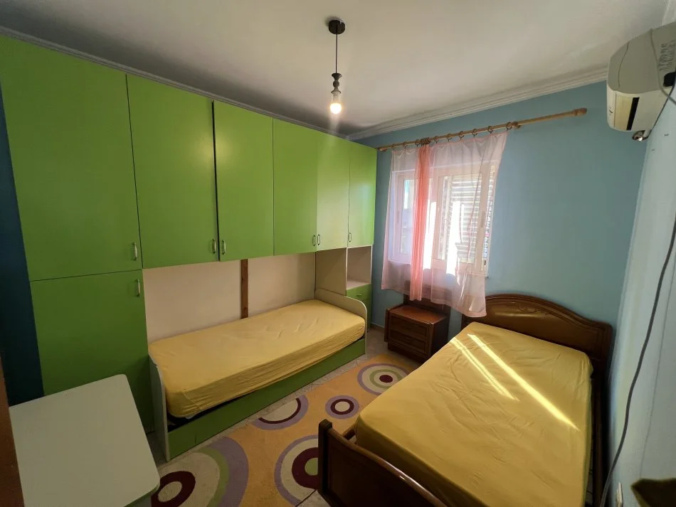 Tirane, jepet me qera apartament 3+1+Ballkon Kati 5, 110 m² 620 € (Fusha e Aviacionir)