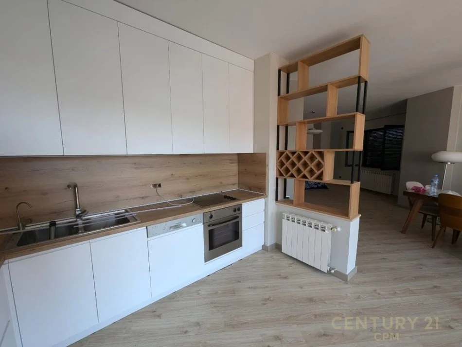 Tirane, jepet me qera apartament 3+1 Kati 5, 170 m² 2.500 € 