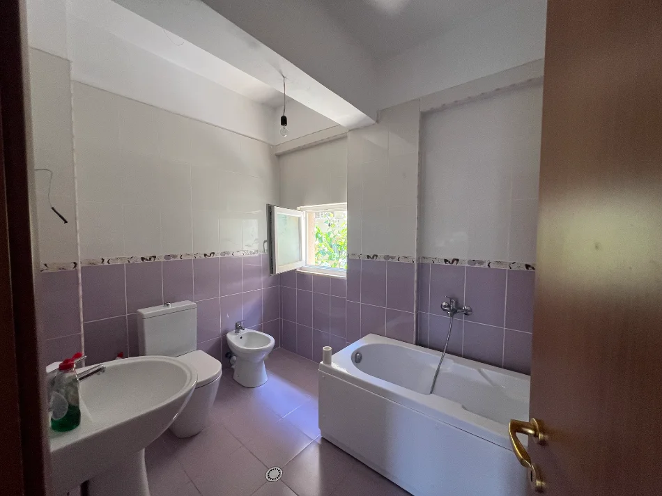 Tirane, shitet apartament 2+1+Ballkon Kati 2, 115 m² 260.000 € (Ali doci)