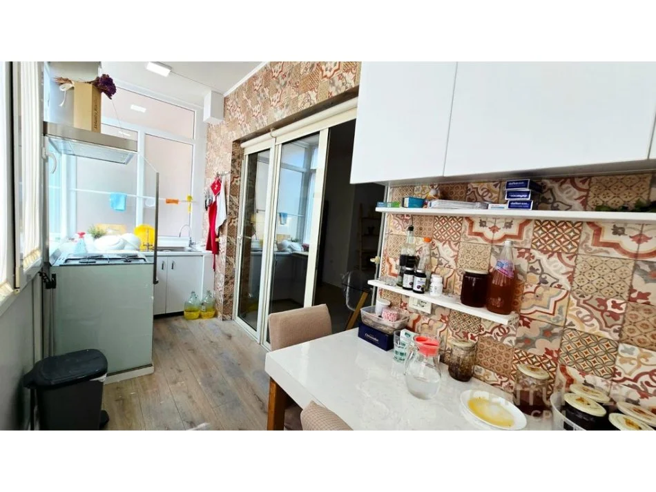 Tirane, jepet me qera apartament 3+1 Kati 4, 126 m² 1.350 € 