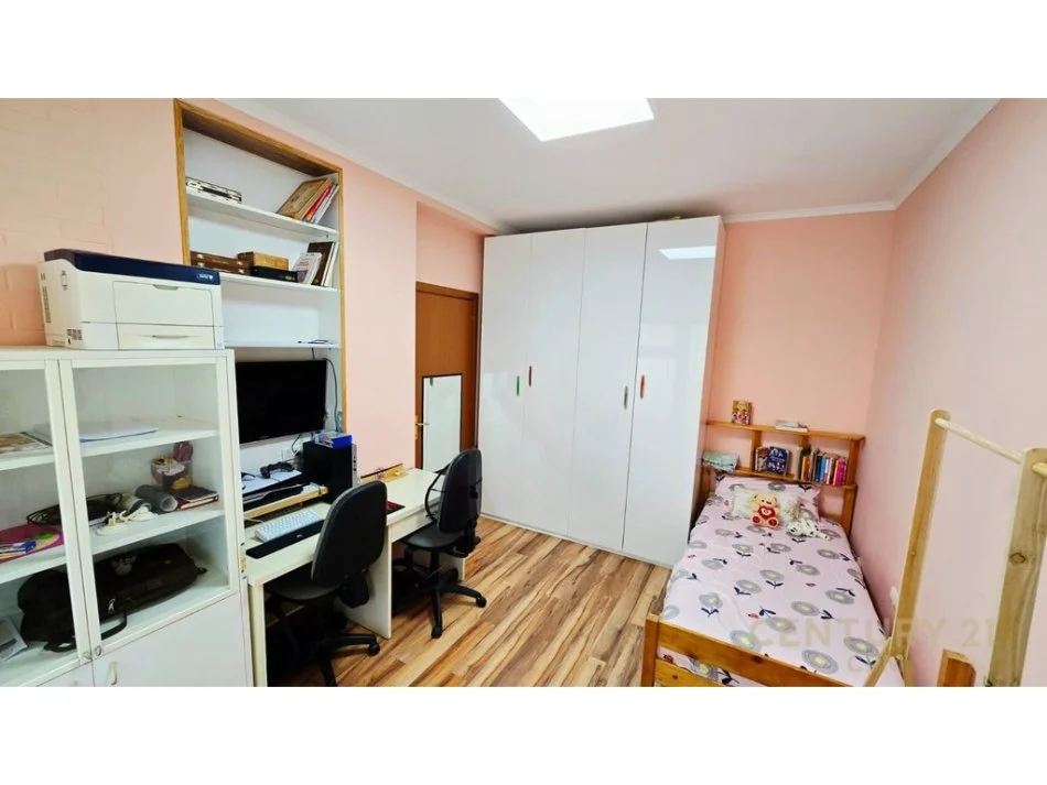 Tirane, jepet me qera apartament 3+1 Kati 4, 126 m² 1.350 € 
