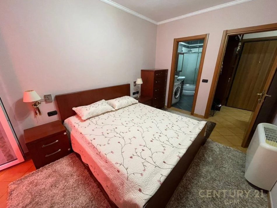 Tirane, jepet me qera apartament 2+1 Kati 10, 107 m² 1.000 € 