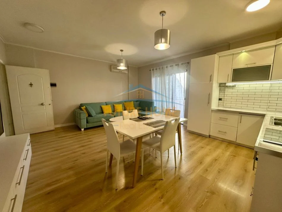 Tirane, jepet me qera apartament 1+1+Ballkon Kati 2, 71 m² 600 € (Prane Square21)