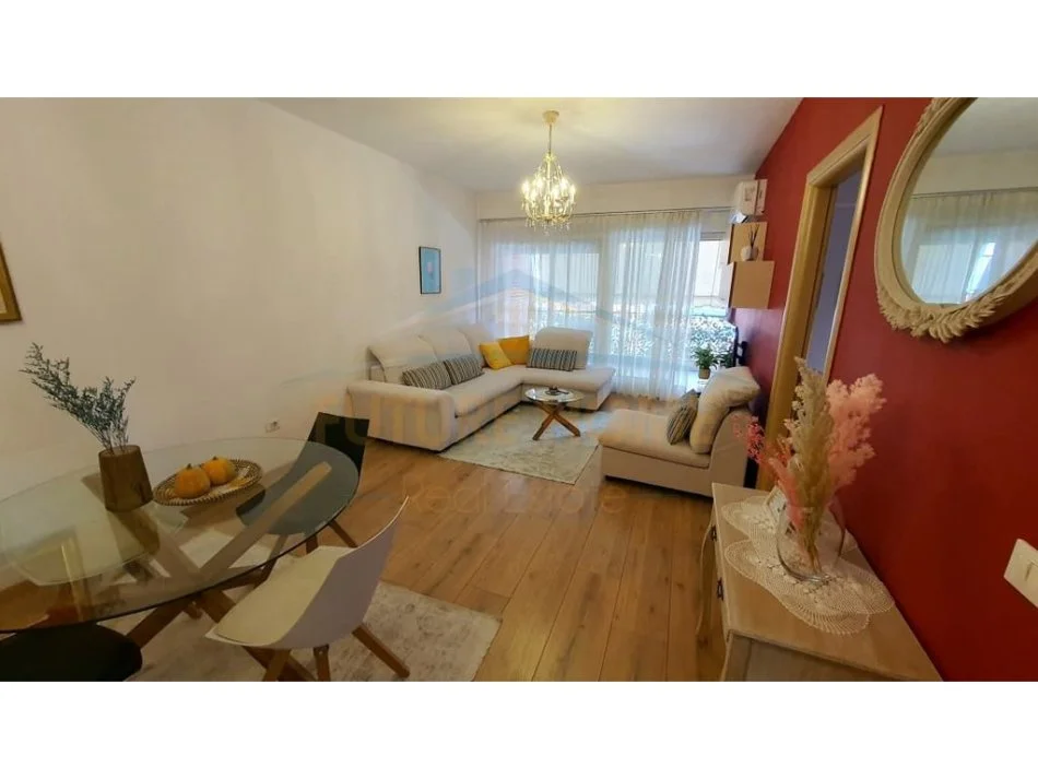 Tirane, jepet me qera apartament 1+1+Ballkon Kati 2, 71 m² 700 € (Kompleksi Delijorgji)