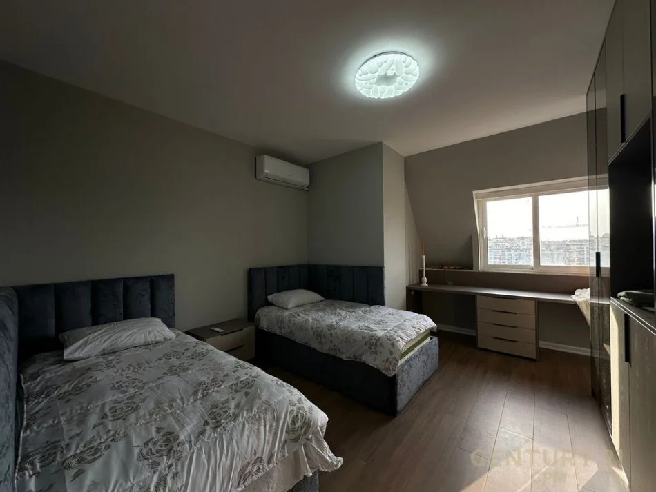 Tirane, jepet me qera apartament 2+1 Kati 6, 150 m² 1.100 € 
