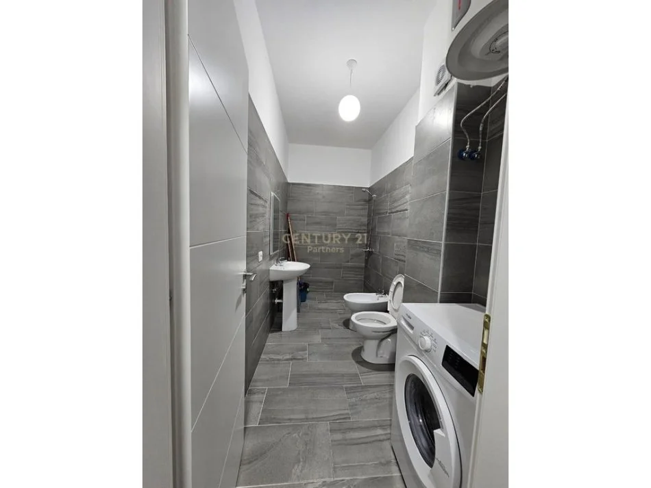Tirane, jepet me qera apartament 2+1 Kati 3, 115 m² 550 € 