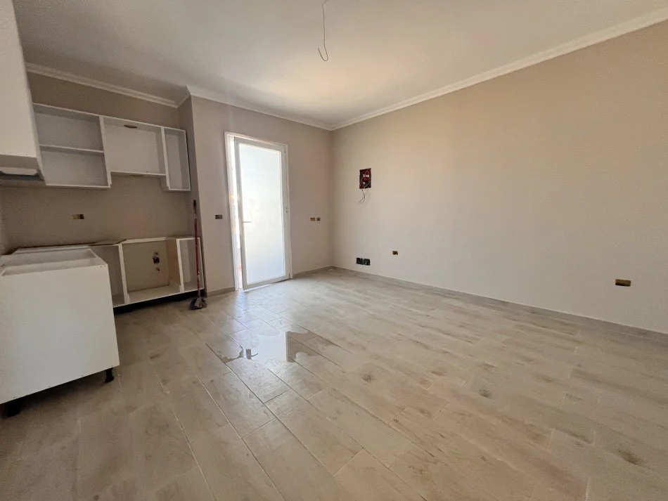 Vlore, shitet apartament+verande | Penthouse 1+1+Ballkon Kati 10, 150 m² 152.000 € (Gjergj Kastrioti)