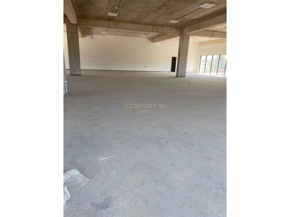 Tirane, jepet me qera ambjent biznesi Kati 0, 1.650 m² 4.000 € 